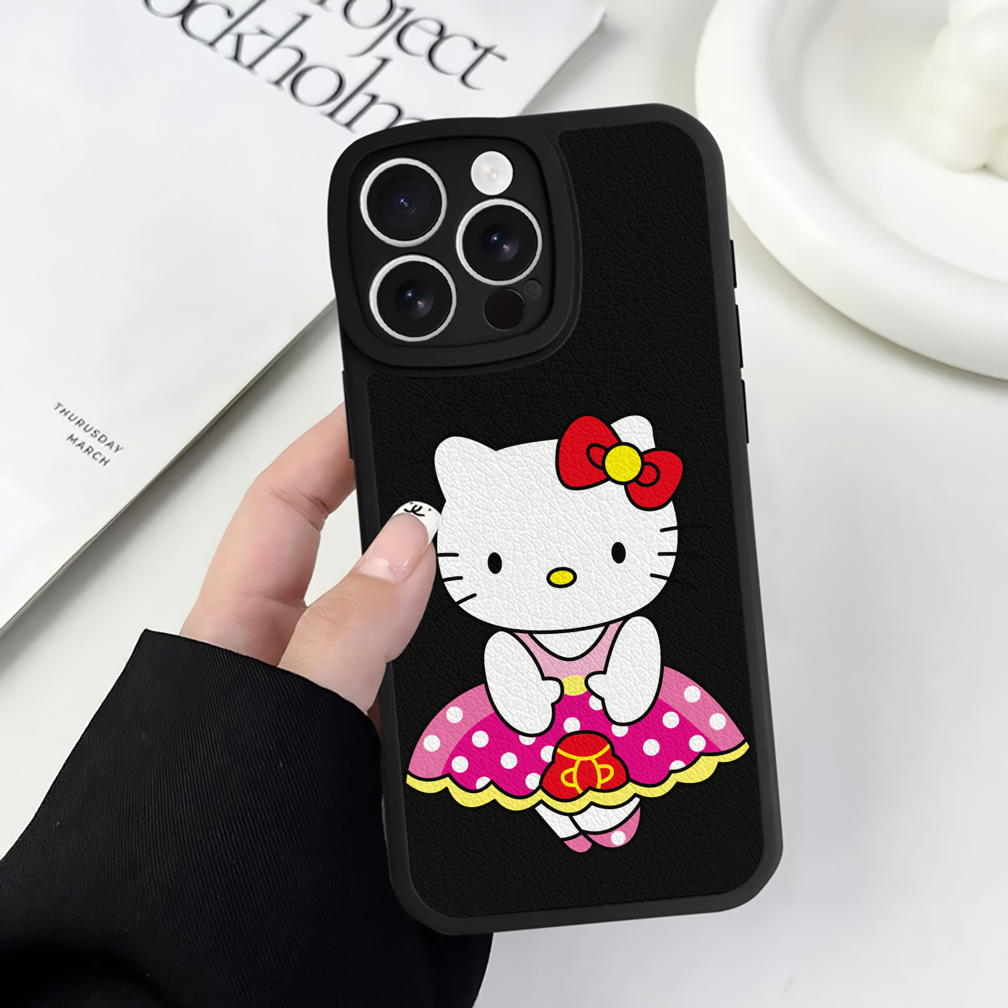 （画像用） Hello Kitty ハローキティ 【iPhone 16シリーズ対応】シリコンスマホケース（レザー調） 材質：シリコン